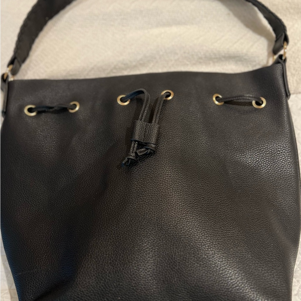 Elegant Black Leather Shoulder Bag w Pouch